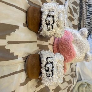 Toddler size 4/5 UGG boots and Target toddler Hat glove set never worn 12-24M